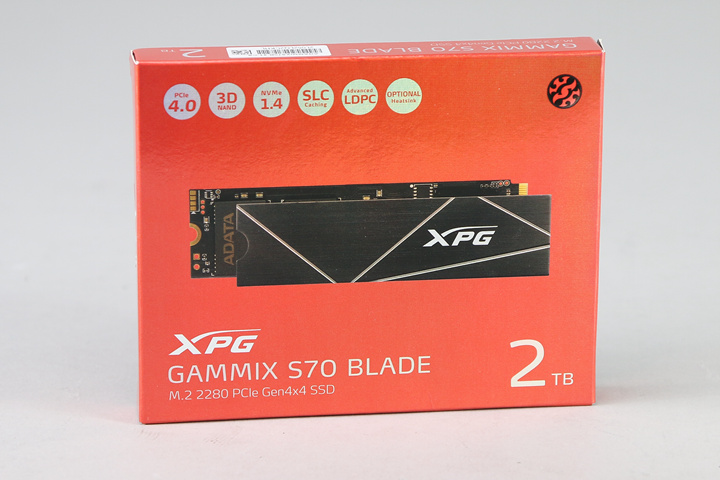 GAMMIX S70 BLADE 的包裝很容易辨別，大紅色的外盒，這次測試的容量為 2TB