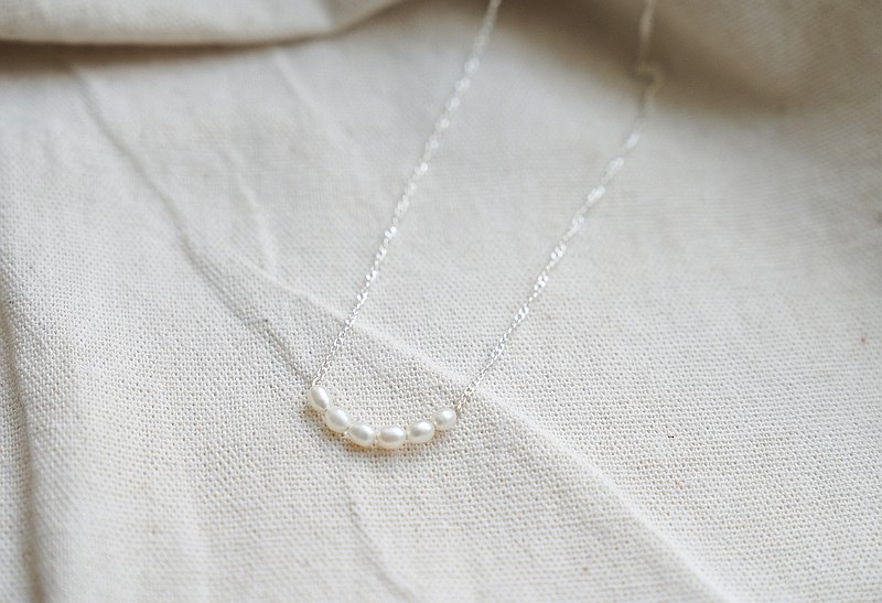 **:: 特點 ::** 排排珍珠色澤溫潤低調，在頸間劃出優雅弧形