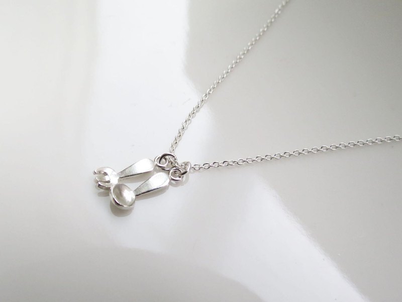 小小湯匙與叉子項鍊，造型小小圓圓的，可愛又童趣，抗拒不了美食的你，戴著湯匙叉子一起去享受八~~