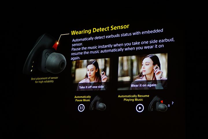 耳機機身配有偵測感應器，會在使用者取下耳機時自動暫停播放。