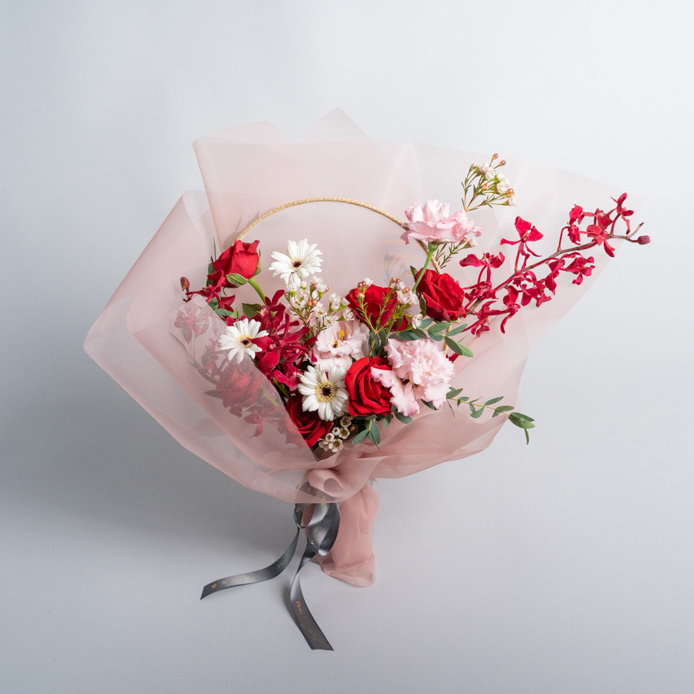 花藝設計︱婚禮佈置︱商業佈置︱誌慶花籃︱教學課程︱證照取得︱【品牌理念】植藝∣取材自然、專注習作，呈現您想的最美好一刻設計∣全心探索、超越期待，永遠幫你一起多想半步拾花∣都市拾花、一點改變，轉念築一處