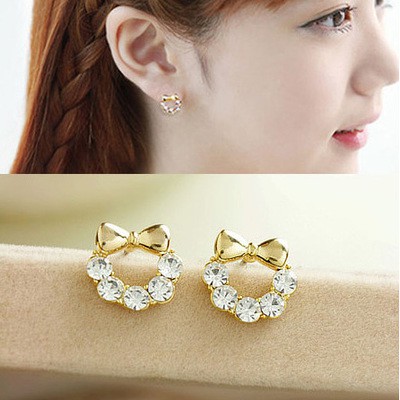 品牌：NiNi Me材質:合金.水鑽.彈簧夾式附防痛軟墊尺寸: 約 1.1 X 1 公分提供15天鑑賞期之權益(含例假日，此為考慮期並非試用期)，若商品如經拆封、使用、以致缺乏完整性即失去再販售價值時