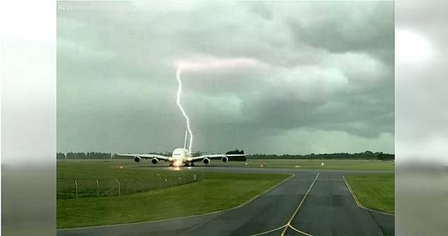 2小時700道閃電！飛機遭雷擊畫面曝光