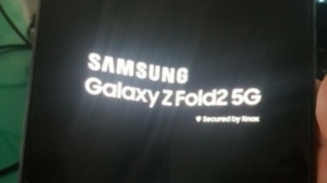 三星 Galaxy Z Fold 2 實機諜照現身，證實螢幕開孔設計