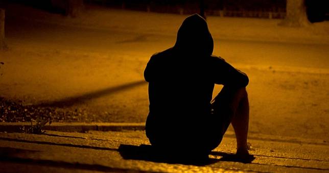 男疑長期照顧祖父母情緒失控　持刀刺傷9旬嬤、胞姊再勒路人