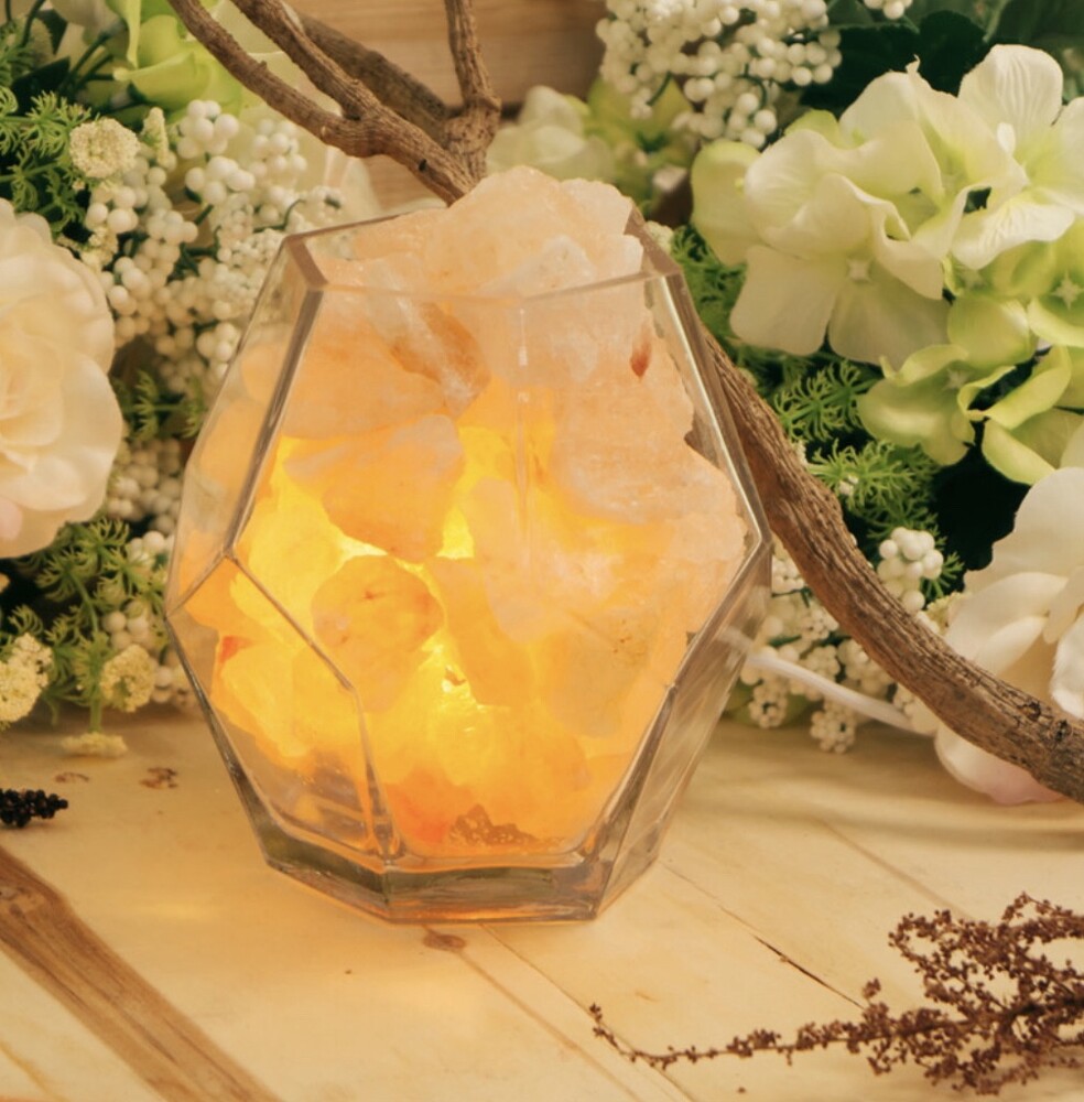 內贈10ml精油壹瓶 鹽燈與精油薰香的結合讓您能夠同時享受到 精油的芳香與鹽燈散發出的負離子能量 為您營造最放鬆紓壓的氛圍 精油愛好者可以把精油直接滴幾滴在鹽石上通過鹽石的溫度讓精油更好散發 將傳統原