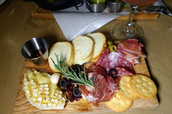 內湖浪漫餐廳-Lazy Point餐酒館，有午餐、下午茶、晚餐的內湖餐酒館，露天酒吧內湖調酒，文湖線約會餐廳，活動包場、會議空間租借的內湖咖啡廳