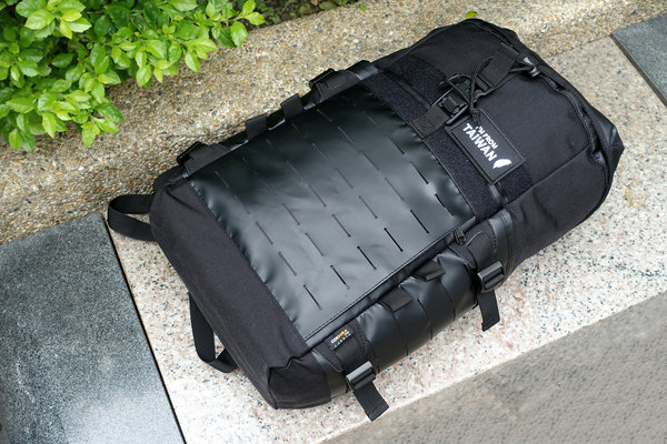 開箱-bagrun都會玩家瞬開翻蓋後背包，通勤後背包推薦，旅行輕便背包，一秒瞬開磁扣的輕量防水後背包，輕旅行多功能收納後背包