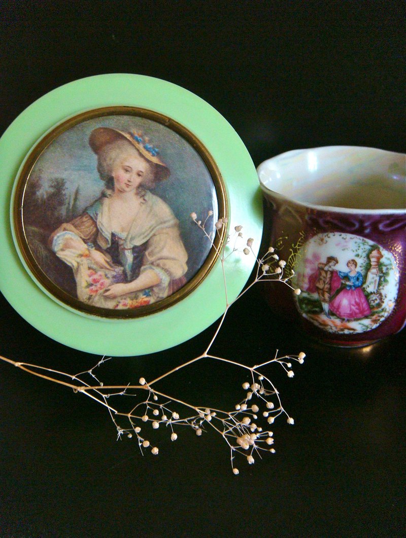 我們主要販售歐美古董珠寶配件、傢飾品等。商品圖均為實物拍攝，品況如圖，礙於系統制式提供有限，其商品相關資料皆以『商品介紹』中內文為主。因每人對物件外觀及使用條件的判斷認知標準不同，請看清楚商品圖文資料