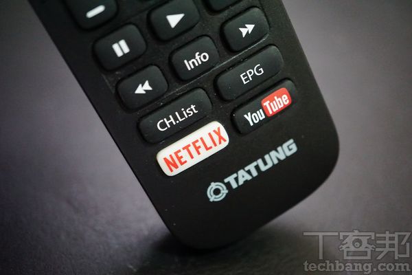 除了透過手機、電視盒之外，部分電視也直接在遙控器上配置快捷鍵，方便一鍵開啟觀看。