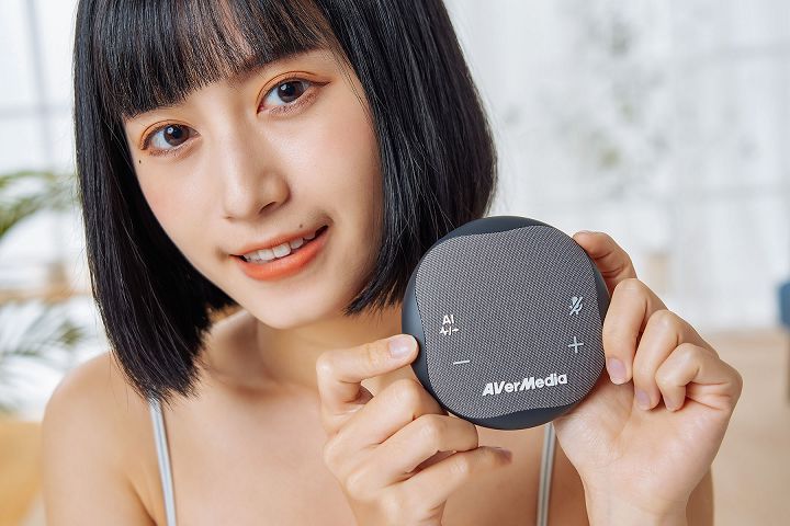 AS315 正面為大面積的揚聲器網罩，左右兩邊配置有觸控式按鍵。