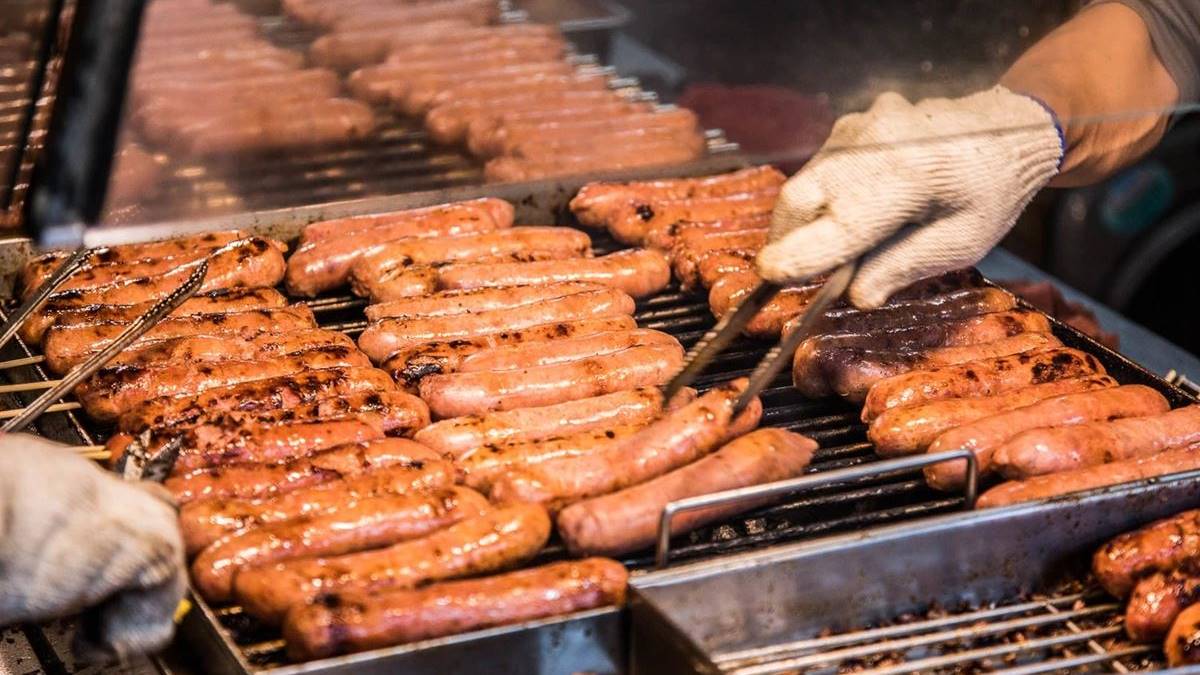 在地傳奇路邊攤！全台６家超人氣烤香腸：廟口超狂香腸瀑布、熟客狂買50條