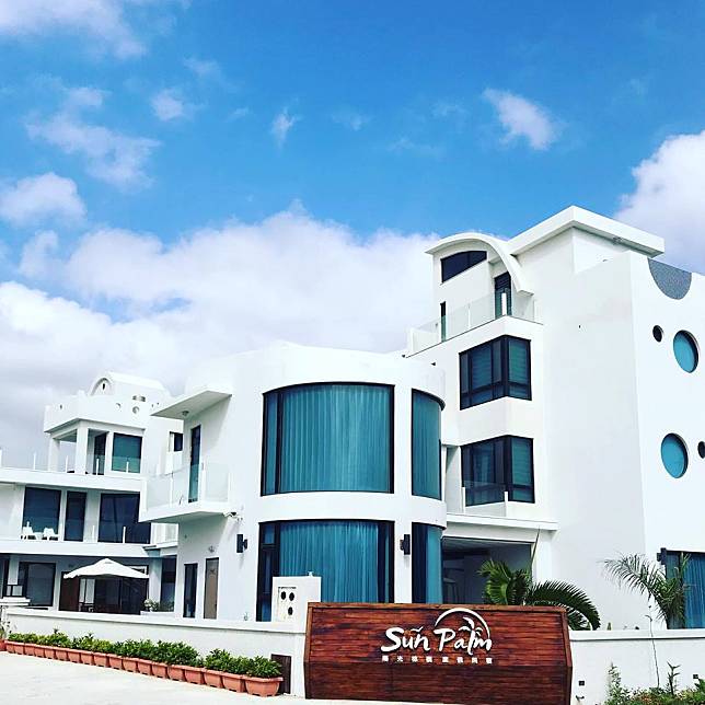 ▲一看到藍天白雲下的民宿立刻就有「哇渡假啦！」的實感。（圖／陽光棕櫚渡假民宿)