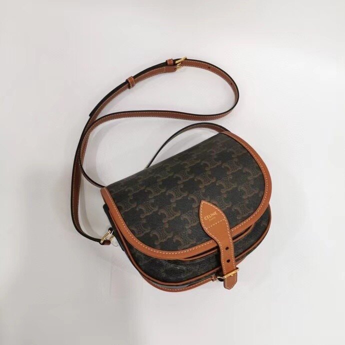 【Go時尚】CELINE Medium Folco Triomphe 老花 馬鞍包 肩背包