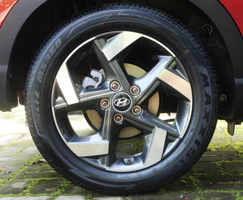 頂級車款搭配17吋雙色削切五幅鋁圈，動感有型。（圖／趙世勳攝）