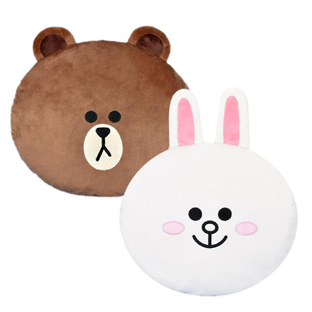 正版授權多用抱枕 熊大可愛模樣萌萌噠 限定單品值得你收藏 手感柔軟的絨毛材質  本商品規格 材質聚織纖維棉花 尺寸 熊大=>約寬35公分高30公分(含耳朵)厚9公分 兔兔=>約寬35公分高37公分(含耳朵)厚9公分 製造地中國 適用年齡歲以上 玩具檢驗字號  購買注意事項 商品顏色會因網頁呈現及拍攝環境產生色差圖片僅供參考實際商品依供貨樣式為準  商品售出如經拆封使用或拆解以致缺乏完整性及失去再販售價值時恕無法退(換)貨  商品搭配情境圖時不包含拍攝內容物或週邊擺設物僅限於文案指定之銷售商(贈)品  商品運送搬運過程可能會有碰撞外盒包裝可能會有輕微的凹痕但不影響產品本身功能及品質 所以如果只是外盒包裝的凹痕就不提供退換貨請不介意的朋友再下單喔  請勿讓小孩玩弄包裝物料使用前請先移除所有包裝  商品請勿靠近火源避免損壞  玩具等細小物件一定要有大人陪同玩耍, 請注意勿讓兒童啃咬吞食避免危險 請務必遵照使用書或是原廠網站指導使用商品