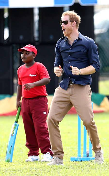 8 Foto Ini Jadi Bukti Kalau Pangeran Harry Itu Keren & Nggemesin