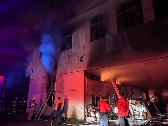 台南玉井惡夜大火  4人受困火場待援