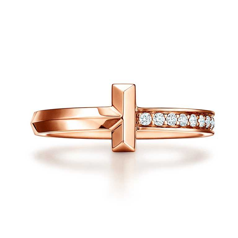 TIFFANY & CO.「Tiffany T1系列」，18K玫瑰金鑲鑽窄版戒指╱53,000元。（圖╱TIFFANY & CO.提供）