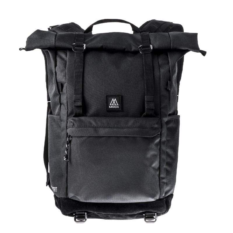 A3 Convert 特點體驗介紹： 面料採用雙細格聚酯纖維，在強化耐用同時保持輕盈重量。A3備有貼心防潑水處理可是如下大雨還是要保重身體，我們真不建議您揹著A3游泳。 隨興的捲合開口搭配磁扣自動對位