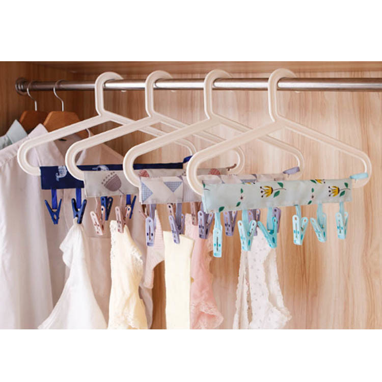 特點： ◎居家、旅行外出私密衣物、毛巾分類晾曬最佳幫手 ◎黏貼式布質設計，可折疊收起，讓您攜帶方便，善用橫桿或衣架晾曬懸掛更多小物 ◎和風花色，質感素雅，設計與實用性兼具 規格： ◎尺寸：約34x10