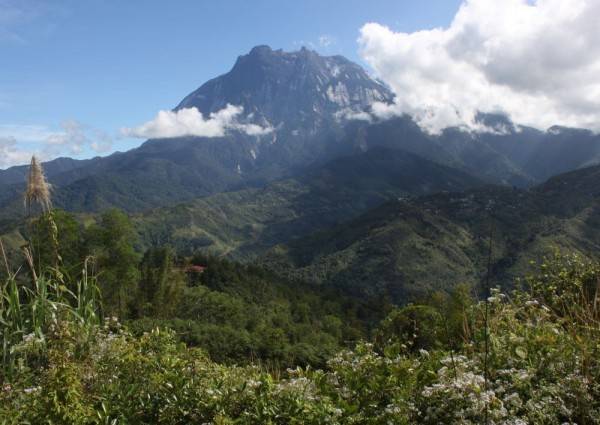 10 Gunung Tertinggi Dari Negara-Negara di Asia Tenggara