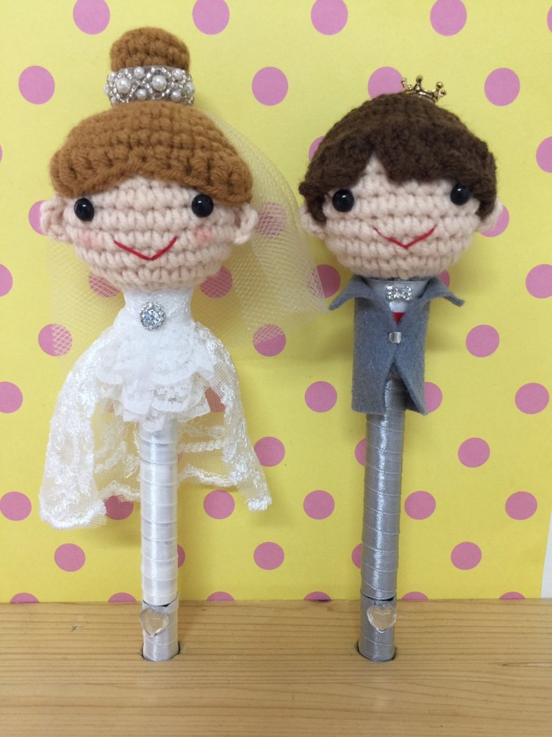 #伴娘禮 #結婚 #婚禮小物 #喝茶禮 #毛線 #二次進場 [商品名稱] 前短後長禮服款 幸福婚禮對筆 [商品材質] 毛線、配鑽、緞帶 600型雄獅細字簽字黑色簽字筆 [商品價格] 一對469 [商品