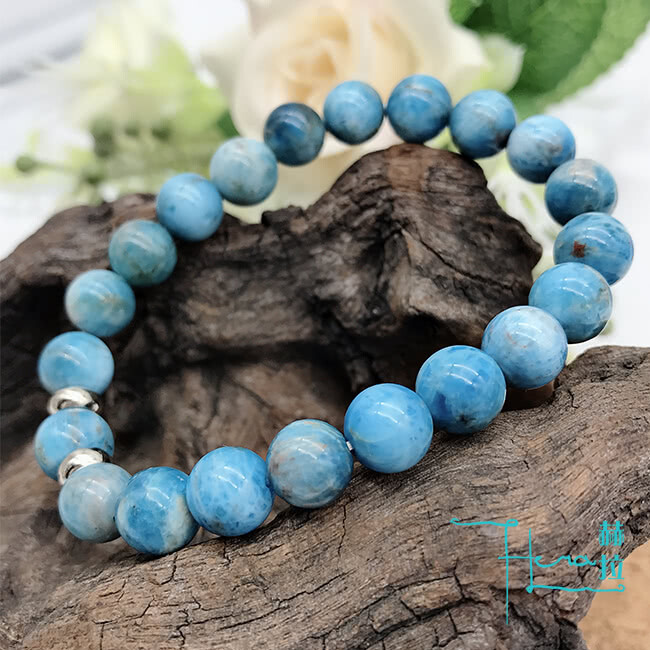 ┤商品說明├ 磷灰石(Apatite)硬度為５，主要成份為磷酸鈣，具玻璃般光澤。 屬於偏冷門的礦種，因質地易碎的特性，因此琢磨的過程中容易產生崩裂而以失敗告終， 但磷灰石一旦被研磨成寶石，會具有強烈的