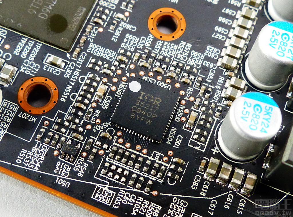繪圖顯示晶片 PWM 控制器為 IR35217。
