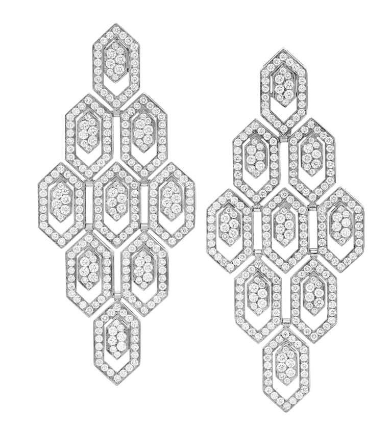 BVLGARI「Serpenti Eyes on Me」系列白K金鑽石耳環╱1,364,000元。（圖╱BVLGARI提供）