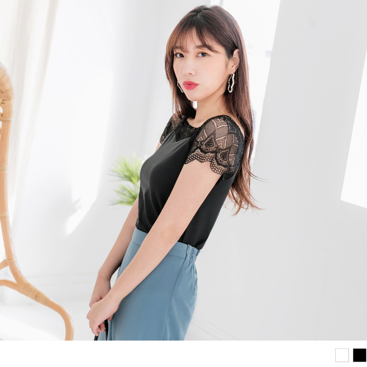 採用柔軟的面料使肌膚舒適自在， 領口可拉成一字領或方領展現不同女人味穿著~ 細緻迷人的鏤空蕾絲拼接展現氣質優雅的層次感設計， 不論外出約會或正式場合皆可品味穿著~ ************** 小提醒