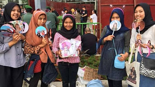 Lima ABG penjual pernak-pernik di konser Blackpink.