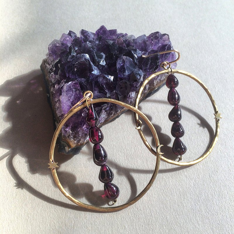 材質:黃銅、14K注金耳勾(可改黃銅耳夾)、石榴石