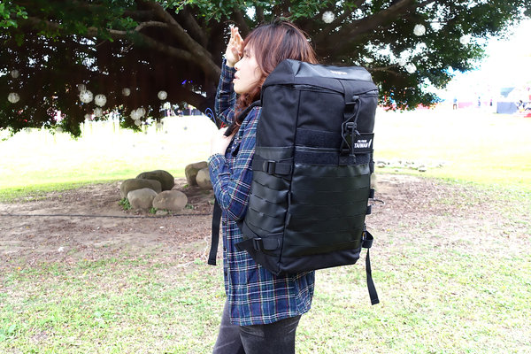 開箱-bagrun都會玩家瞬開翻蓋後背包，通勤後背包推薦，旅行輕便背包，一秒瞬開磁扣的輕量防水後背包，輕旅行多功能收納後背包