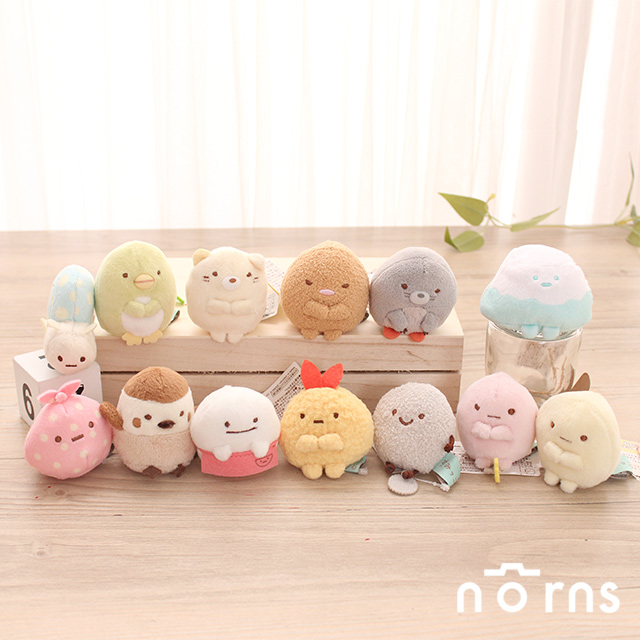日本大人氣sumikko gurashi 角落小夥伴 他們是一群害羞、喜歡縮在牆角、享受角落安全感的可愛小夥伴。小巧掌心絨毛布偶，精緻刺繡表情，搭配超柔軟布料製作，觸感舒適好摸 角落粉絲入門款小沙包可