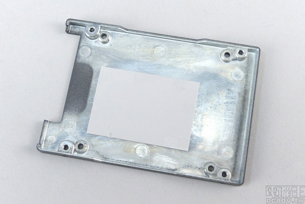 HyperX FURY RGB SSD 內部貼上不小的導熱墊，涵蓋範圍包含主要控制器、記憶體、快閃記憶體