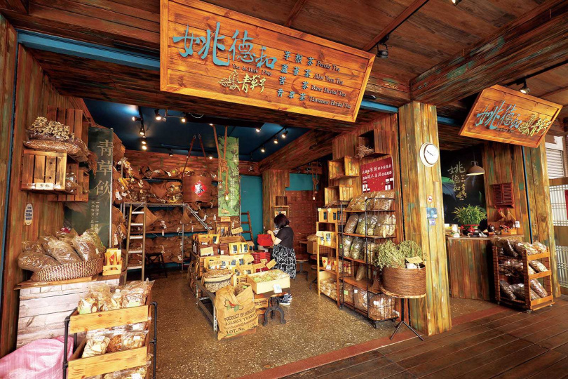 改裝後的「姚德和青草號」，以木質工業風呈現，而原本店內的歷史感，也都被細心保留。（圖／于魯光攝）