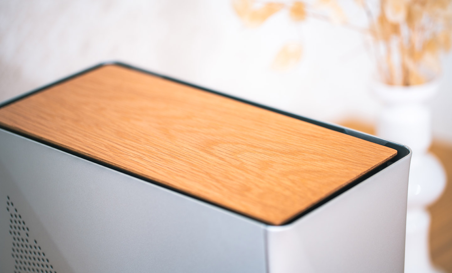 搭配白色版本的機殼為木質的頂板，頂板四週也都保留有通風孔。