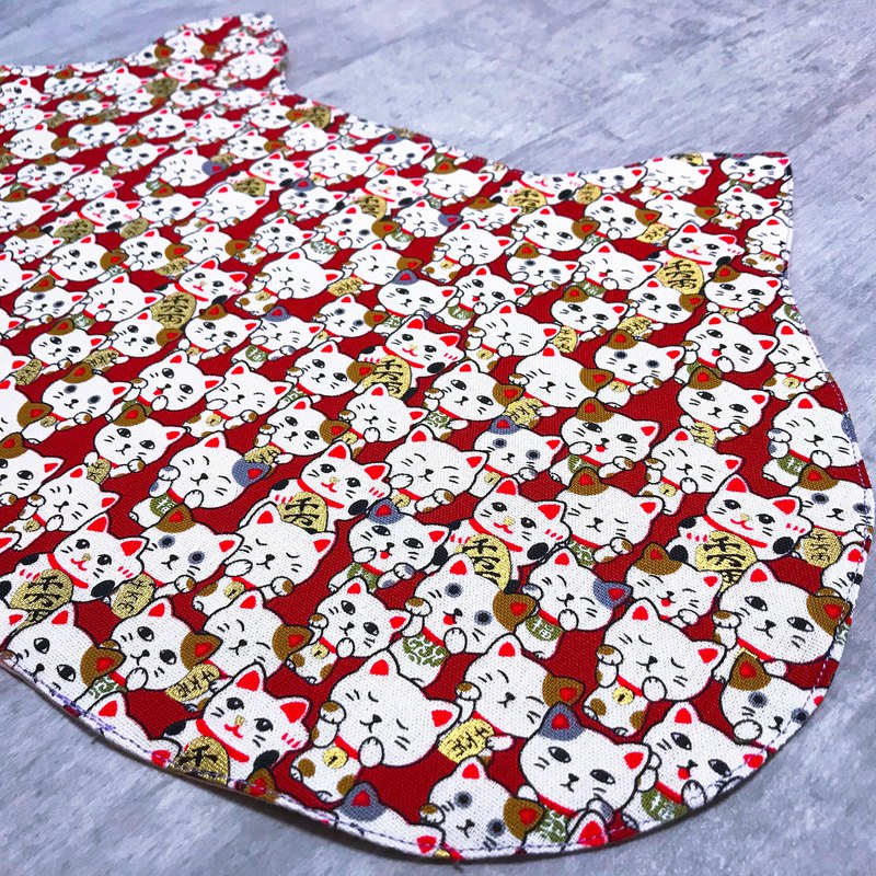 紅色招財小貓咪的餐墊 不招財沒關係.最重要是招來健康,每天吃到飽喔