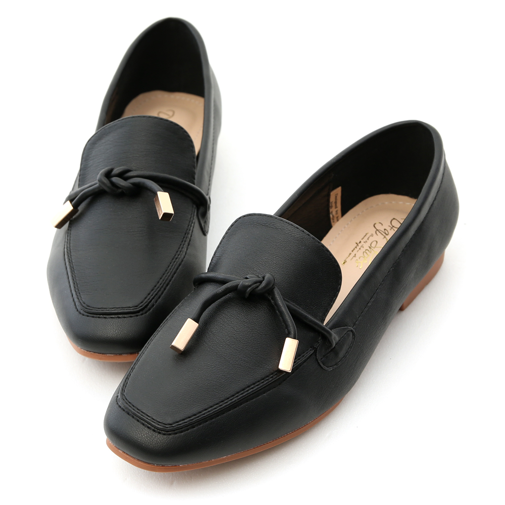 女孩們一定要入手的百搭樂福鞋 運用簡單的剪裁細膩打造俐落LOOK 搭配鞋面綁結設計增添層次感與變化 不但好穿好走，更是一年四季的百搭款 防滑耐磨橡膠鞋底，加強與地面的磨擦力 通勤上班、約會或逛街都非常