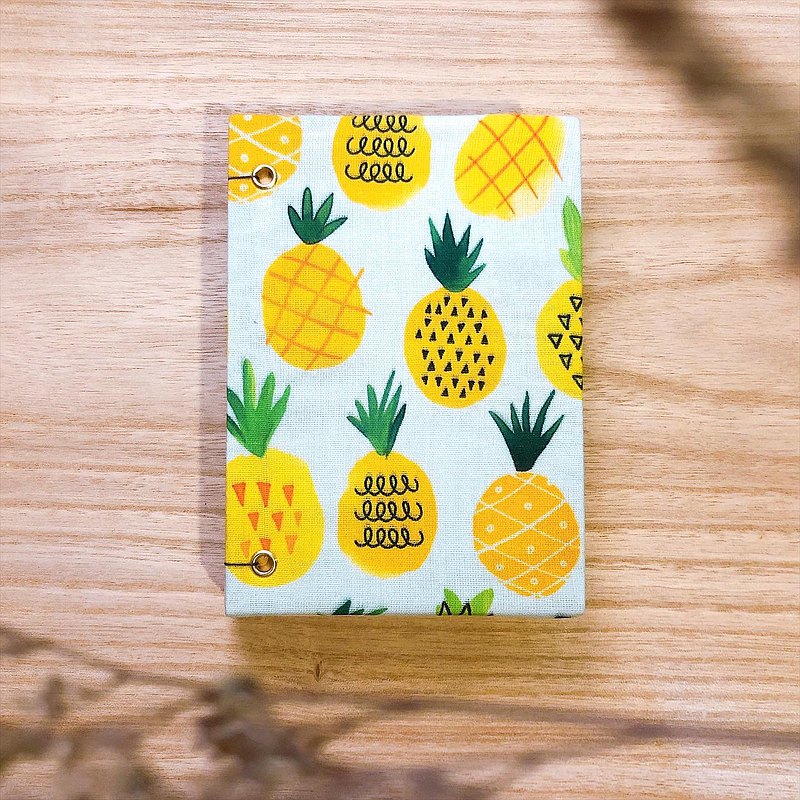 全手工縫製手帳本，一針一線充滿人情味；一紙一布都精心篩選。獨家使用高品質十年不發霉有機無酸白紙，可是用各種水質筆墨水彩不透頁不暈開。每一本可平坦翻頁360度的手帳本獨一無二，每一本都可以客製化你的名字