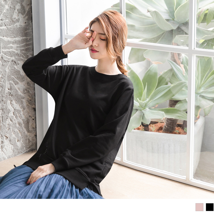 腰部的拼接剪裁搭配前短後長的開衩設計，視覺上有型且修飾~ 下身隨意搭配合身褲子或裙子，打造率性時尚達人~ ********************** 小提醒： 深色衣物建議單獨洗滌，以翻面手洗或放洗