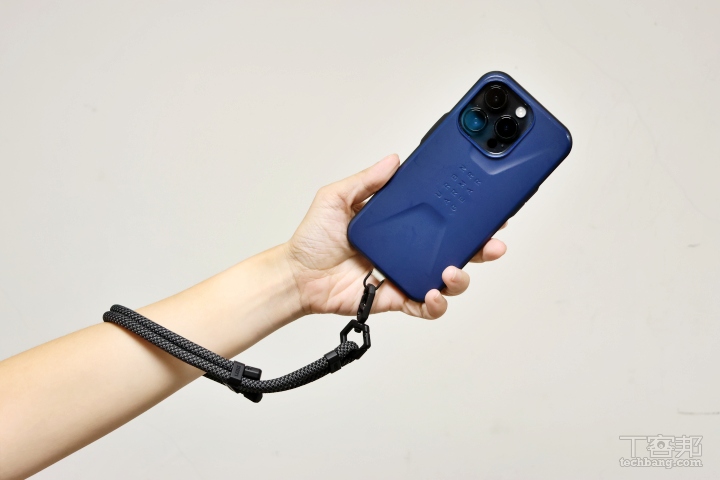 掛在手腕上長這個樣子，可調節長度介於 44 公分至 70 公分之間。