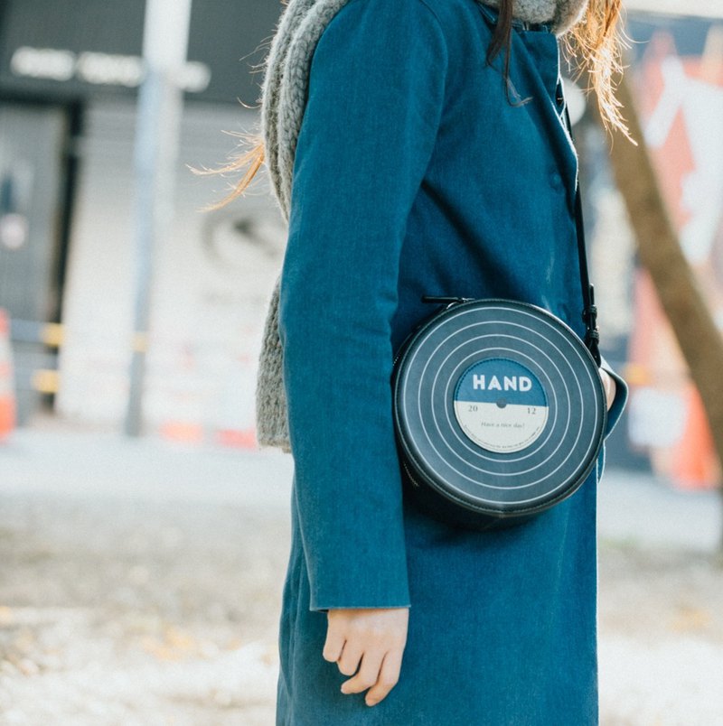 H.A.N.D 2018 全新系列 經典圓形單肩/斜背包 -- 黑膠唱片款