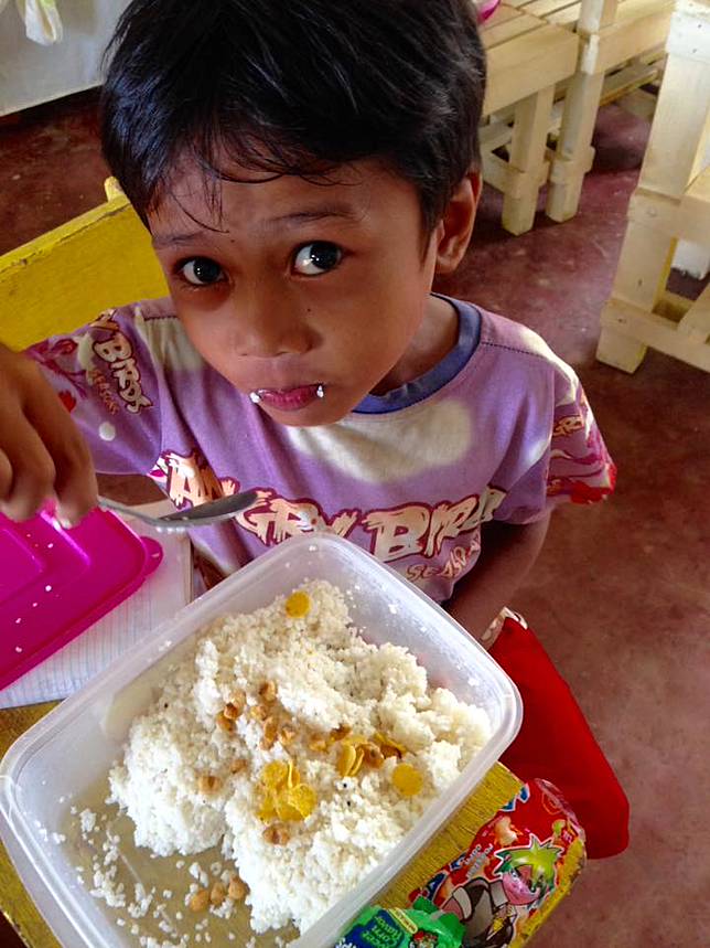 Ajak Makan Bersama di Kelas, Guru Ini Justru Kaget Apa yang Makan Muridnya