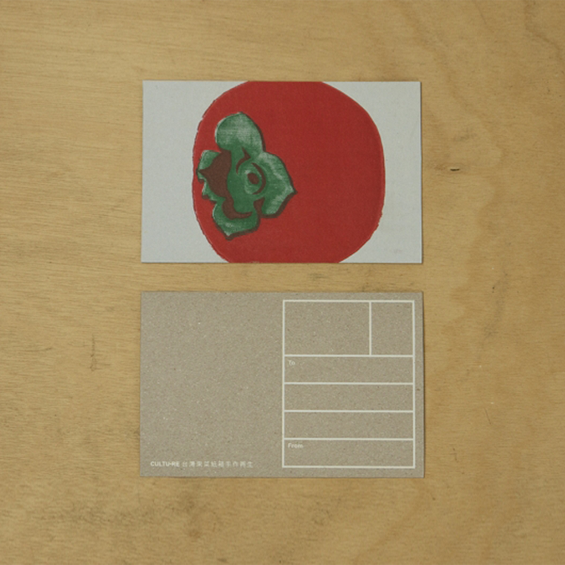 商品資料我們將紙箱揀選回收，除了做成筆記本，剩下的不完整圖像，經過處理集結裁切成明信片，面紙和裡紙都能完全再利用，同時留下像是農產紙箱上的蔬果圖案，以及民生消費品牌常見絹版印刷圖樣，細心保留台灣特有文