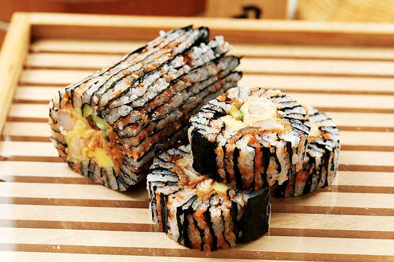 做工繁複的「花壽司」，入口就能感受滿滿的食材香氣。（190元／半條）（圖／于魯光）