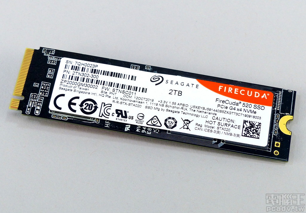 FireCuda 520 電路板背面貼上型號、序號貼紙，並標明測試品容量為 2TB。