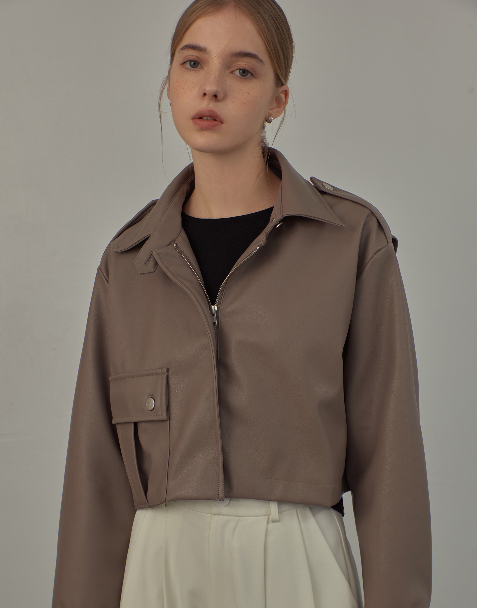 單口袋設計拉鍊皮外套(荳荳聯名款)-PAZZO