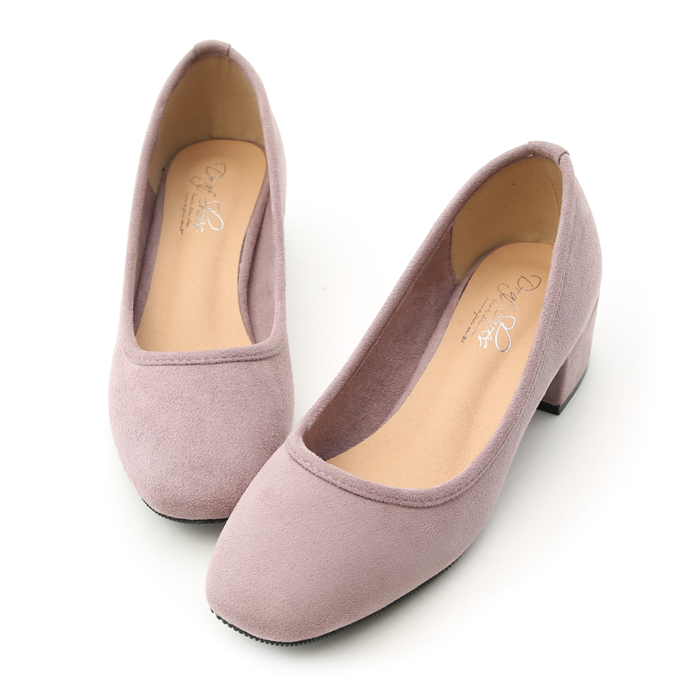 今年一定要擁有的百搭素面款 鞋面選用柔軟舒適的麂絨材質 多樣色系讓人每一色都好想擁有~ 微帶方頭的鞋楦是今季最新時尚主流 簡單的鞋面具有高度的搭配性與實穿性 採用軟式港寶作法 後跟處變柔軟了，減低磨腳